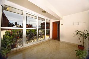 Rõdu või terrass majutusasutuses Hotel Osho Home