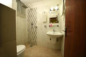 Vannituba majutusasutuses Hotel Osho Home