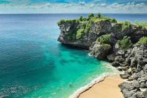 una vista aérea de una playa junto al océano en Bali Bobo Hostel en Jimbaran