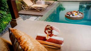 Der Swimmingpool an oder in der Nähe von DISINI Luxury Spa Villas-CHSE Certified
