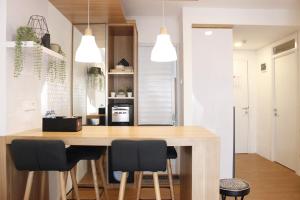 Η κουζίνα ή μικρή κουζίνα στο Classic and Comfy 2BR @ Gateway Pasteur Apartment By Travelio