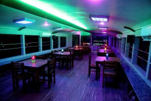 Harmony Houseboats餐厅或其他用餐的地方