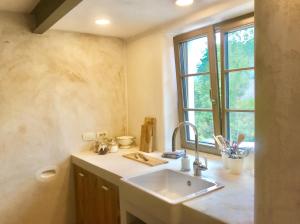 Un baño con lavabo y ventana. en Summer House Bovec, en Bovec 35 fotos más