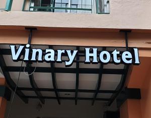 um sinal para um hotel vinílico num edifício em Vinary Hotel Sukhumvit - SHA EXTRA Plus em Bangkok