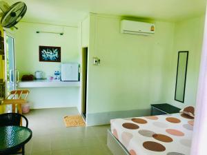 Postel nebo postele na pokoji v ubytování Thanorm Rak Resort