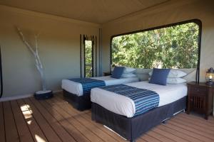 A bed or beds in a room at Cygnet Bay Pearl Farm