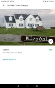 una captura de pantalla de una casa con las palabras ideales en Cleadale flat, en Breakish