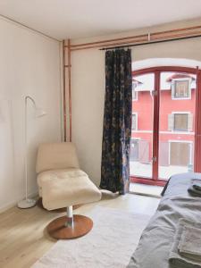 una camera da letto con sedia e finestra di Magasin 4 a Gävle
