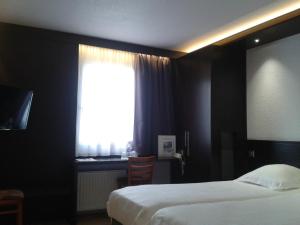 TV a/nebo společenská místnost v ubytování Cottage Logis Hôtel - Restaurant