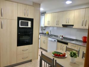 a kitchen with a table with a plate of fruit on it at Apartamento Cinca Pirineo en Aínsa in Aínsa