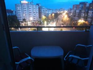balcón con sillas y vistas a la ciudad en Hellen's Ultracentral Apartament en Buzau