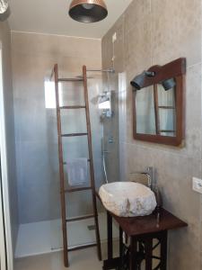 een badkamer met een wastafel en een douche bij il Mandriolo in Marina di Grosseto