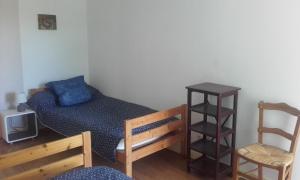 um quarto com uma cama, uma mesa e uma cadeira em Le Grenouillet em Le Fleix