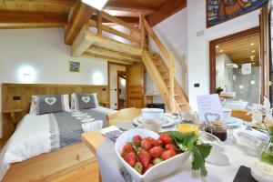 ein Esszimmer mit einem Tisch und einer Schale Erdbeeren in der Unterkunft La Casa Della Guida in Pontey