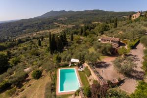 einen Luftblick auf eine Villa mit einem Pool in der Unterkunft villa Ada Belriguardo in Sarteano