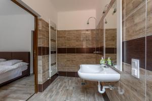 Imagen de la galería de Pavilon Panzió Étterem és Pizzéria, en Gyomaendrőd