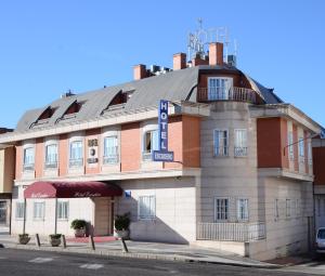 um edifício com um telhado redondo numa rua em Hotel Escudero em Ciudad Real