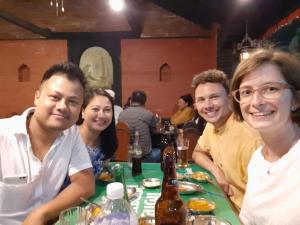un gruppo di persone sedute a un tavolo di Swagat homestay a Kathmandu