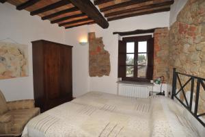 Säng eller sängar i ett rum på La Casa nel Castello di Gaiche