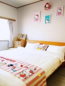 - une chambre avec un lit doté d'une couverture en chaton dans l'établissement HAKU Wamikyo, à Kyoto