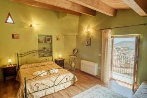 - une chambre avec un lit et une grande fenêtre dans l'établissement B&B Dhafna, à Civita