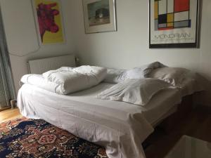 uma cama com almofadas num quarto em Aabenraa Bed em Aabenraa