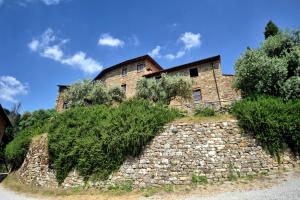 een gebouw bovenop een stenen muur bij La Casa nel Castello di Gaiche in Piegaro