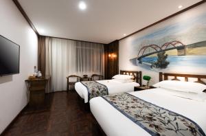 Nostalgia Hotel Near Tianjin Polar Ocean Word- Tianjin Fonte Joy World, 10 minutes drive away from Tianjin Tanggu High-Speed Railway Station, Free ice-cream, mineral water, snacks and laundry service, English communication well客房内的一张或多张床位