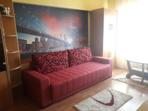 a pink couch in a living room with a painting at GARSON AUROTI in Deva