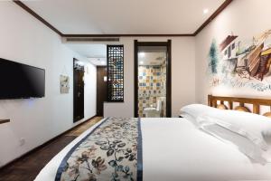 Nostalgia Hotel Near Tianjin Polar Ocean Word- Tianjin Fonte Joy World, 10 minutes drive away from Tianjin Tanggu High-Speed Railway Station, Free ice-cream, mineral water, snacks and laundry service, English communication well客房内的一张或多张床位