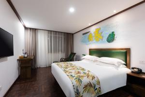 Tempat tidur dalam kamar di Nostalgia Hotel Tianjin - Near Polar Ocean World