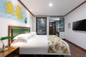 Nostalgia Hotel Near Tianjin Polar Ocean Word- Tianjin Fonte Joy World, 10 minutes drive away from Tianjin Tanggu High-Speed Railway Station, Free ice-cream, mineral water, snacks and laundry service, English communication well客房内的一张或多张床位