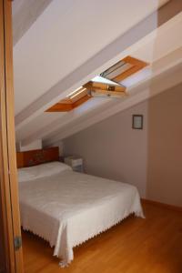 1 dormitorio con cama y techo en Duplex para 6 en Cercs, Berga - A 30 mins del Pedraforca, en Sant Corneli de Cercs 