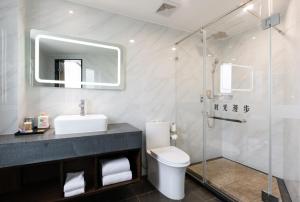 Nostalgia Hotel Near Tianjin Polar Ocean Word- Tianjin Fonte Joy World, 10 minutes drive away from Tianjin Tanggu High-Speed Railway Station, Free ice-cream, mineral water, snacks and laundry service, English communication well的一间浴室