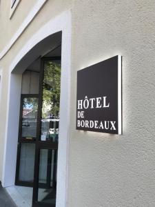 a sign on the side of a hotel be boardwalk at Hotel de Bordeaux in Toulouse