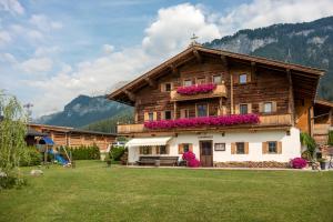 Photo de la galerie de l'établissement Narzenhof Wellness Chalets, Familien & Luxus Apartments am Bauernhof, à St. Johann in Tirol