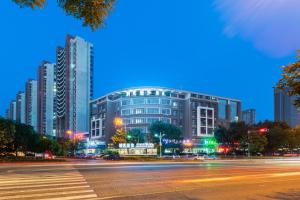 天津Nostalgia Hotel Near Tianjin Polar Ocean Word- Tianjin Fonte Joy World, 10 minutes drive away from Tianjin Tanggu High-Speed Railway Station, Free ice-cream, mineral water, snacks and laundry service, English communication well的一座有高楼和街道的城市