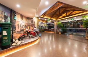 Nostalgia Hotel Near Tianjin Polar Ocean Word- Tianjin Fonte Joy World, 10 minutes drive away from Tianjin Tanggu High-Speed Railway Station, Free ice-cream, mineral water, snacks and laundry service, English communication well的休息区