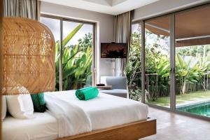 1 dormitorio con 1 cama grande y piscina en Modern 3BR Villa with Private Pool and BBQ, en Bang Tao Beach