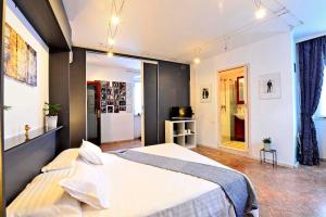 Postel nebo postele na pokoji v ubytování Romantic Rooms Gena + 1 fotografie
