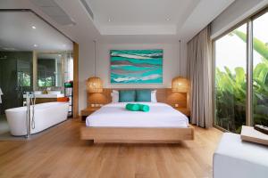 - une chambre avec un lit blanc et une baignoire dans l'établissement Modern 3BR Villa with Private Pool and BBQ, à Bang Tao Beach