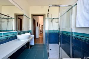 A bathroom at Villa Orrì Még 32 kép