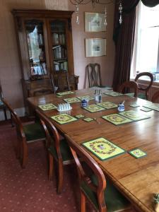 een eettafel met stoelen en een houten tafel bij Braeside in Alnwick