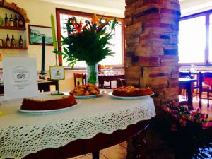 Una mesa con tres platos de comida encima. en Albergo Ristorante Bergallo, en Tovo San Giacomo 18 fotos más