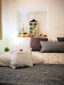1 dormitorio con 1 cama con manta blanca en Have A Nice Holiday - Luxury Rooms, en Roma