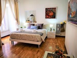 un dormitorio con una cama con dos animales de peluche en Have A Nice Holiday - Luxury Rooms, en Roma