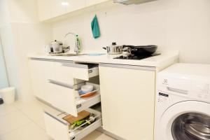Kuchyň nebo kuchyňský kout v ubytování Gt Home encorp strand residence (alpha ivf )