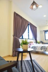 Postel nebo postele na pokoji v ubytování Gt Home encorp strand residence (alpha ivf )
