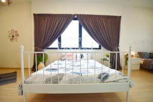 Postel nebo postele na pokoji v ubytování Gt Home encorp strand residence (alpha ivf )