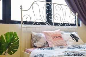 Postel nebo postele na pokoji v ubytování Gt Home encorp strand residence (alpha ivf )